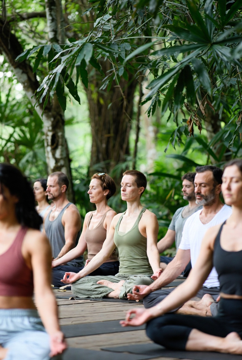 Uitzicht uit een raam met zacht avondlicht